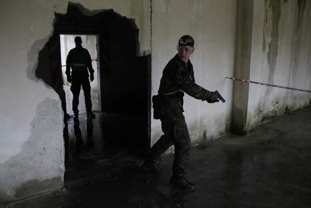  Soutěžící v ruinách domů měli za úkol osvobodit rukojmí