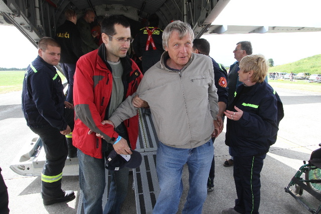 Účastníci akce Open Skies for Handicapped po přistání