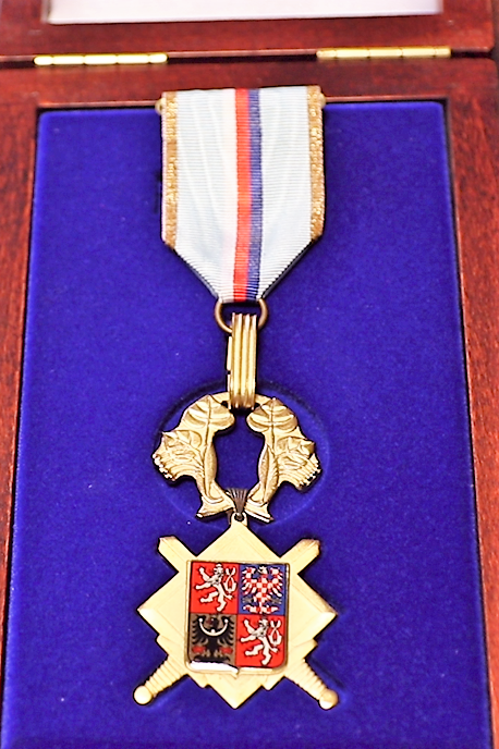 Detail čestného odznaku Armády České republiky  Za zásluhy