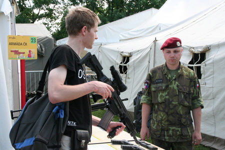 Návštěvníci Bambiriády u stánku AČR