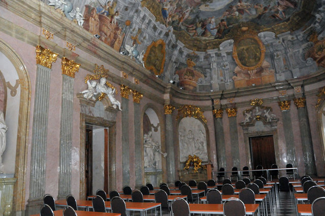 K unikátům a vrcholům barokního umění patří zdejší Slavnostní sál