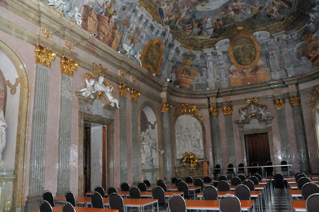 K unikátům a vrcholům barokního umění patří zdejší Slavnostní sál