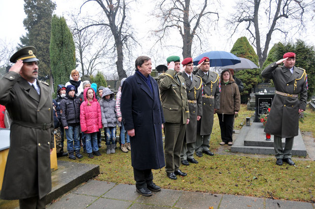 Účastníci pietní vzpomínky vzdali při Večerce čest armádnímu generálu Tomáši Sedláčkovi (1)