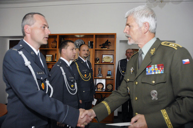 Generál Petr Pavel předává peněžitý dar, jako odměnu za zlepšovatelské úsilí rotmistru Martinu Jínovi