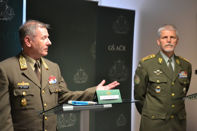 Generál Tibor Benkö a generál Petr Pavel při press foyer na Generálním štábu AČR 