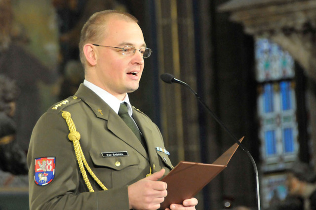 Setkání všech, kteří jsou zapojeni do Hnutí Na vlastních nohou - Stonožka, zahájil vojenský kaplan z Liberce kapitán Petr Šabaka