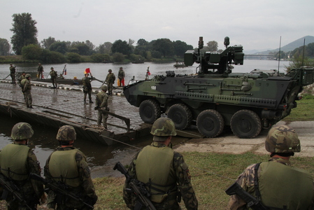 Ženisté tří armád spojili síly při stavbě pontonového mostu přes Labe