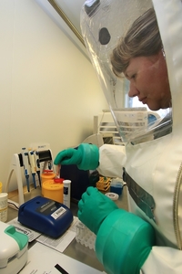 Příslušníci aktivní zálohy si vyzkoušeli v ochranných oblecích činnost v biologicko hematologické laboratoři při analýze vzorku infekčního biologického materiálu