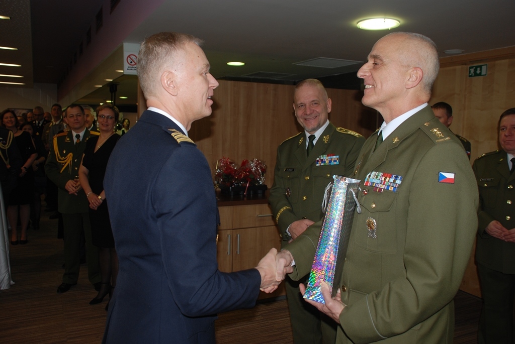 Podplukovník Ola Höglund se loučí s dosavadním ředitelem Ředitelství zahraničních aktivit generálního štábu plukovníkem Gabrielem Kovácsem