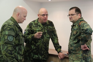 O vzájemných aktivitách hovořil plukovník Josef Trojánek (uprostřed) se svým kolegou brigádním generálem Gunnarem Brügnerem (vpravo). Vlevo plukovník gšt. Petr Procházka.