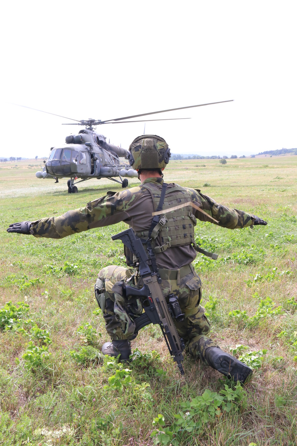 Na místo přesného přistání vrtulníku je nutné kompletní navedení vrtulníku včetně signálů pilotovi