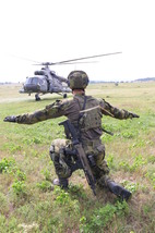 Na místo přesného přistání vrtulníku je nutné kompletní navedení vrtulníku včetně signálů pilotovi