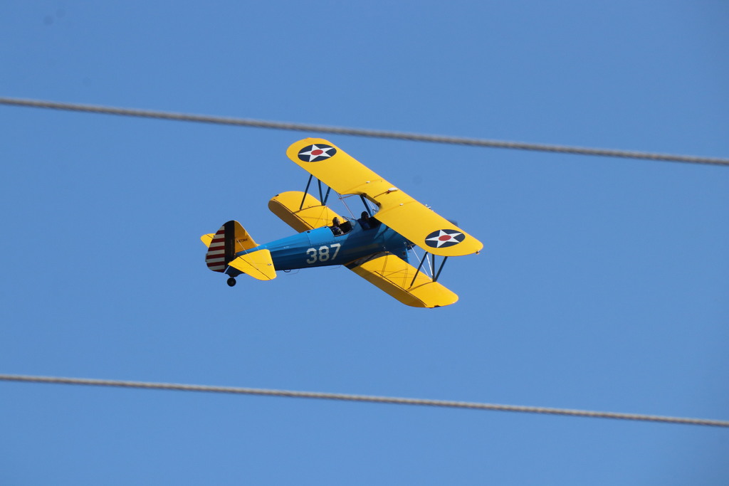 Umění pilota letounu Stearman PT-17 odměnili diváci bouřlivým potleskem
