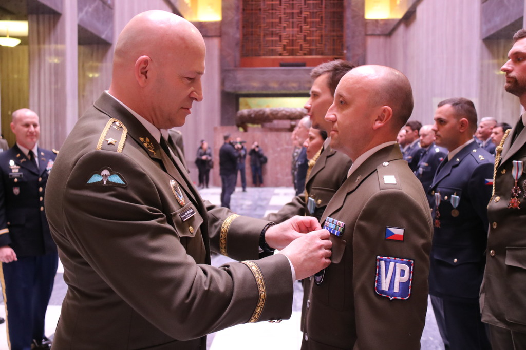 Medaile Za službu v zahraničí předává brigádní generál Petr Procházka, zástupce velitele Velitelství pro operace.