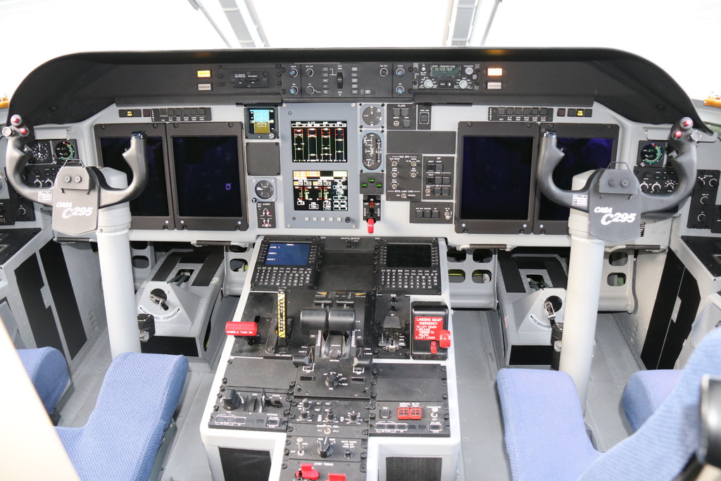 Pilotní kabina letounu CASA C-295MW