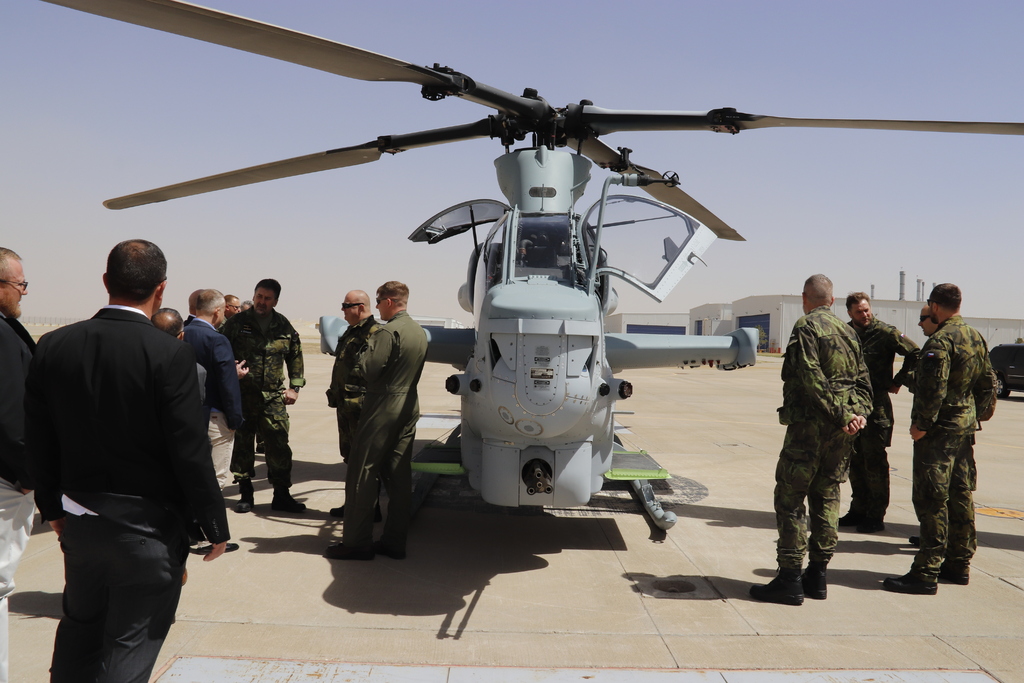Součástí prohlídky společnosti Bell byla i statická a dynamická ukázka bojového vrtulníku AH-1Z Viper