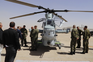Součástí prohlídky společnosti Bell byla i statická a dynamická ukázka bojového vrtulníku AH-1Z Viper
