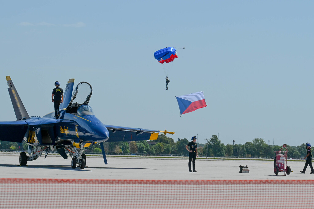 Seskok českých výsadkářů. V popředí letoun F-18 akrobatické skupiny Blue Angels