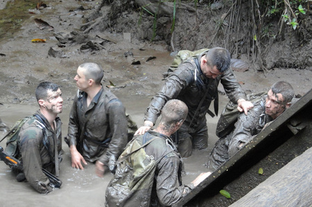 V týmu se v džungli přežít dá, míní studenti Univerzity obrany