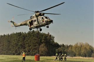 Nácvik hašení požáru za pomocí vrtulníku W-3A Sokol