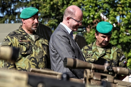 Premiér v doprovodu velitele pozemních sil generálmajora Štefana Kalety