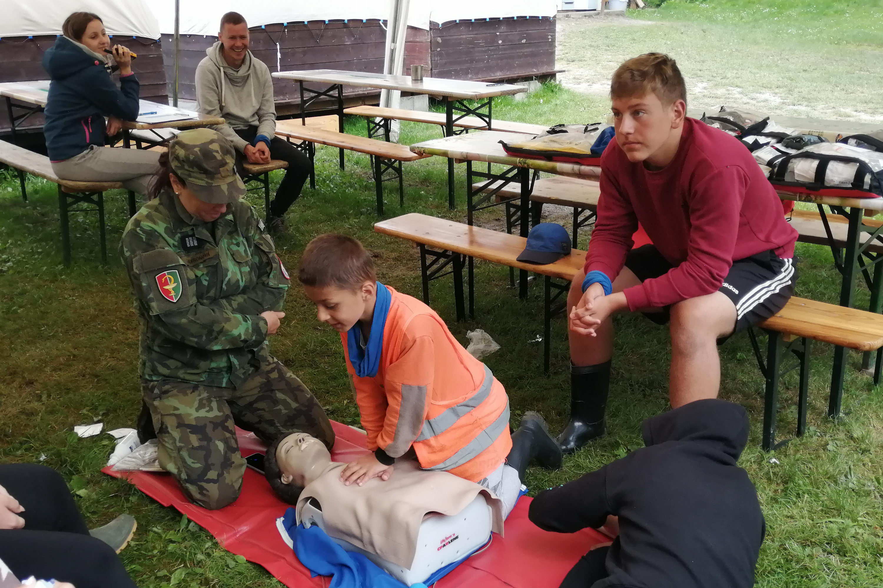 Na stanovišti s bechyňskými zdravotníky děti čekal, spolu s ukázkami zdravotnického materiálu a prohlídkou techniky, také nácvik nepřímé masáže srdce a umělého dýchání.