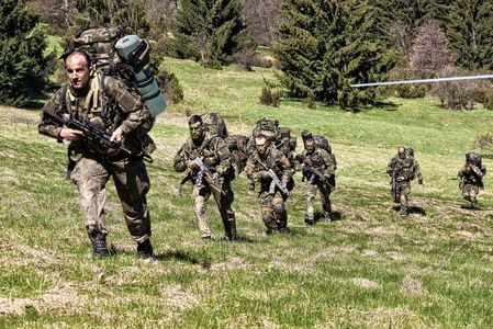  Průzkumníci se co nejrychleji bezpečným směrem vzdalují do skrytu lesa