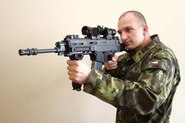 Zbraň osazená kombinací denního zvětšovacího modulu  DV-Mag3, průhledového kolimátoru ZD-Dot a rukojetí s dvounožkou