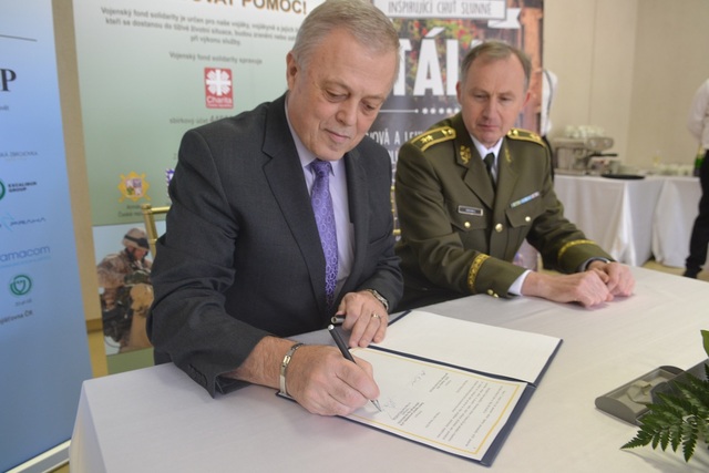 Jménem ředitele Agentury personalistiky AČR přebírá působnost a agendu VFS jeho zástupce Ivo Václavíček (vlevo)