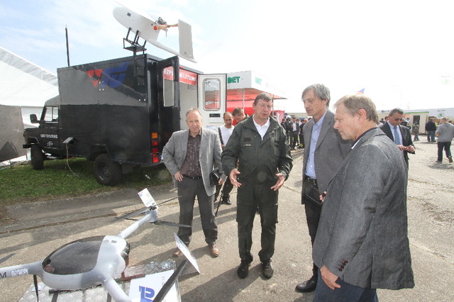 Expozici Vojenského technického ústavu navštívil ministr obrany ČR M. Stropnický