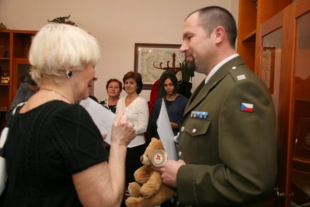 Prezidentka Stonožky hovoří s nrtm. Láníkem