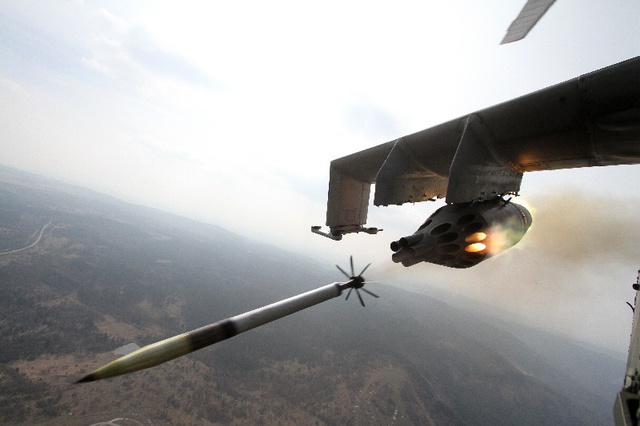  Střeba neřízených raket S-5KO na Mi-24V