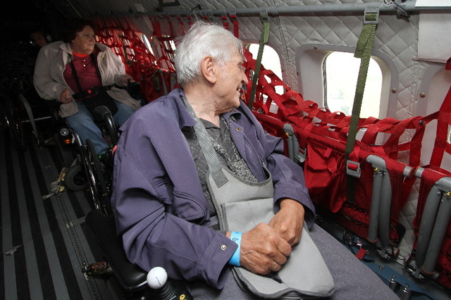 Účastníci akce Open Skies for Handicapped na palubě letounu CASA