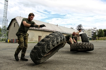  Převracení pneumatik v úvodu crossfitové disciplíny