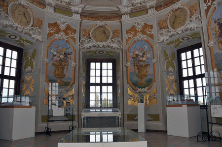 Stejně jako Tereziánský pokoj, který byl pojmenován na počest návštěvy zdejšího kláštera císařovnou Marií Terezií, která zde prý nocovala se svým manželem