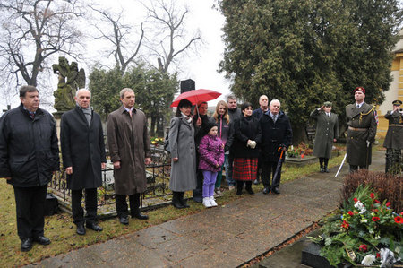 Účastníci pietní vzpomínky vzdali při Večerce čest armádnímu generálu Tomáši Sedláčkovi (2)