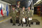 Vítězné družstvo pěší roty aktivní zálohy při Krajském vojenském velitelství Pardubice ve složení (zleva) rotmistr v zál. Bohuslav Sedlák, nadrotmistr v zál. Jiří Ptáček, rotný v zál. Jaroslav Cvejn