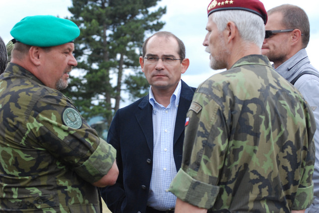 Velitel Pozemních sil generálmajor Ján Gurník, náměstek MO Jiří Borovec, NGŠ AČR armádní generál Petr Pavel, poslanec David Kádner (zleva)