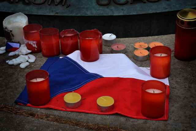 Před budovou Generálního štábu Armády České republiky u Památníku československých zahraničních vojáků zapalují lidé svíčky 7
