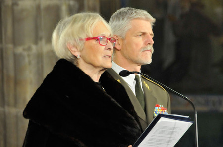 Prezidentka stonožkového hnutí Běla Gran Jensen a náčelník Generálního štábu AČR armádní generál Petr Pavel poděkovali dětem i jejich pedagogům za tak záslužnou práci ve prospěch druhých a popřáli jim příjemné nadcházející svátky plné štěstí a míru