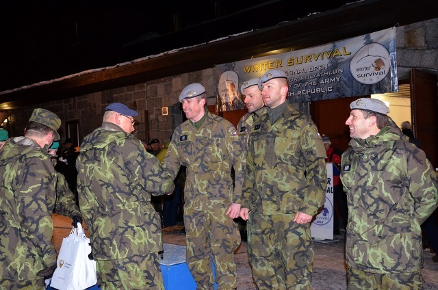 Generál Jaromír Alan předává poháry vítězům