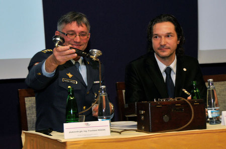 Plukovník gšt. Ridzák s polním telefonem, kterému je sto let, tedy stejně jako spojovacímu vojsku AČR