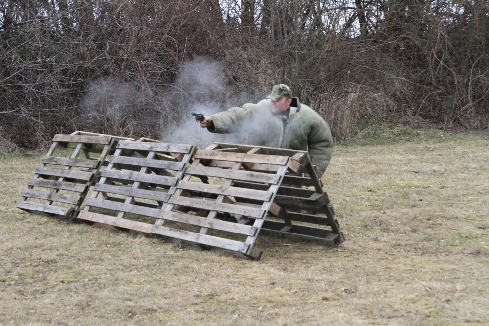 Služební psi jsou vycvičeni zasáhnout i proti pachateli se střelnou zbraní