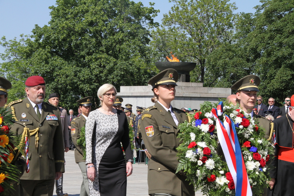 Minister Slechtova and General Opata laying a wreath in an act of reverence