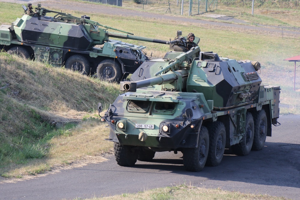152 mm houfnice DANA vyjíždějí do palebných postavení