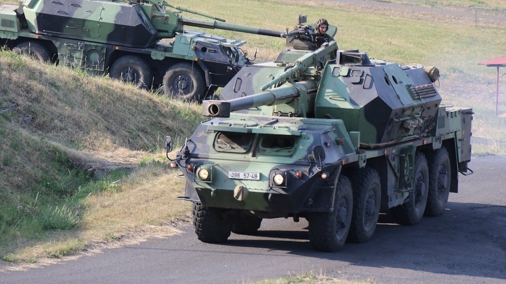 Dělostřelci z Čech, Polska a Slovenska prověřují koordinaci a řízení palby v Doupovských horách