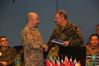 Generál Jiří Verner s lotyšským brigádním generálem Georgsem Kerlinsem.