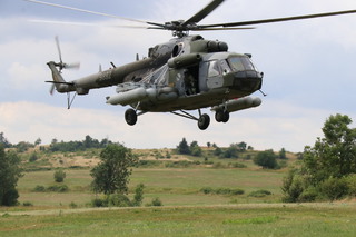 Vrtulník po navedení přistává na určené místo