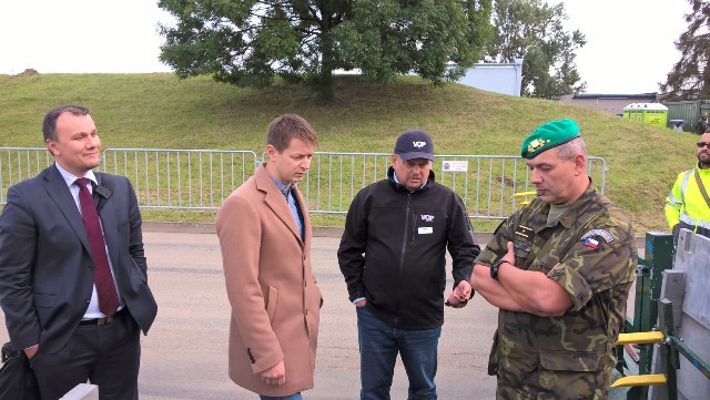 Brigádní generál Miloslav Lafek, zástupce ředitele Sekce plánování schopností MO, sledoval napadení vodojemu narušiteli a zásah vojáků pěší roty AZ