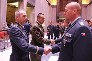 Vojáky ocenil i velitel Vzdušných sil AČR generálmajor Petr Hromek.